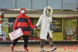 武漢下雪了！市民、旅客寒潮中感受城市暖意