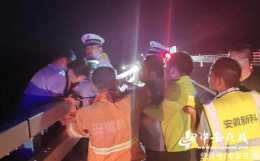 涇縣民警冒死救下30米高橋沿外的輕生女子