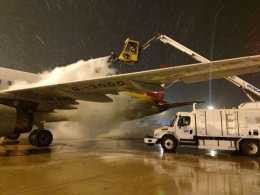 天河機場連夜除冰雪保供電，未出現旅客大面積延誤情況