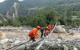 震中磨西鎮的救援，消防員在湍流上用樹幹搭起救援之橋