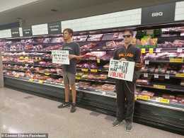 澳洲2名素食者伴著動物被宰哀鳴聲闖超市抗議，有人點贊有人噴