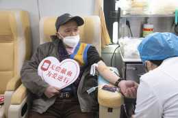 “這是我最後一次獻血了，要紀念一下” 年滿60歲的周師傅參加最後一次義務獻血活動