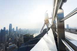 重慶來福士探索艙·觀景臺全新升級 推出高空體驗專案登頂橫向摩天大樓！“雲中漫步”本週日開啟