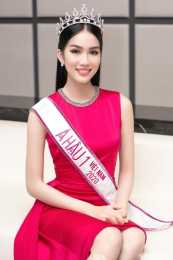 24歲“越南小姐”亞軍穿透明裙頒獎，惹爭議，被迫道歉卻也委屈