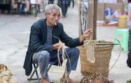 重慶豐盛古鎮，賣草鞋的老人現編現賣，20元一雙你覺得貴嗎？
