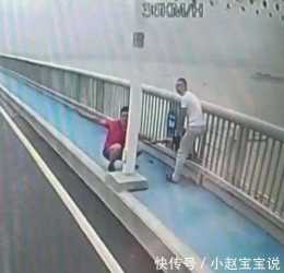 驚險！長江大橋上，男子雙腿懸空吊在護欄外，被人死死拽住，公交司機乘客一擁而上……