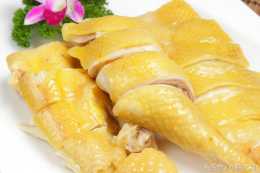 粵菜大師：白切雞製作秘訣，不煮只浸，刷一層油，雞皮油亮金黃