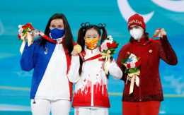 北京冬殘奧會頒獎花束上比冬奧會多了朵小藍花