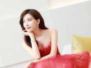 林志玲不愧是凍齡女神，紅色紗裙優雅又撩人，45歲看著像25歲