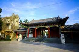 位於三江匯合處的東方文化園，是儒釋道三家同構建築