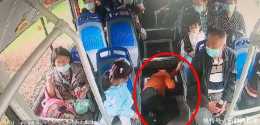 女乘客突然暈倒，公交車秒變救護車司機：乘客們理解支援送醫