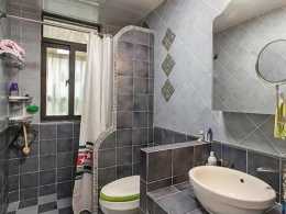 衛生間空間小，別傻乎乎的裝淋浴房，裝上個"矮牆"，便宜還實用