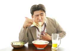 大蒜是胃病的“發物”？醫生建議：若要養好胃，建議少吃3種食物