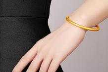 女生堅持長期佩戴“金手鐲”，對身體有什麼影響？可以瞭解一下