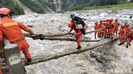 直擊四川瀘定6.8級地震：幾根木頭架起生命橋，甘孜森林消防緊急轉運傷員