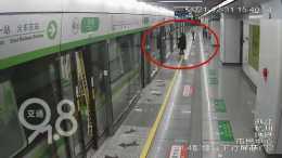杭州地鐵裡，一女子突然甩出……4號線延誤！
