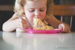 吃麵條的親子英文，義大利麵是spaghetti還是pasta